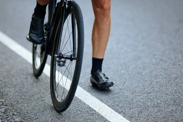 Großaufnahme Männlicher Muskulöser Beine Schwarzen Shorts Und Sportschuhen Die Draußen — Stockfoto