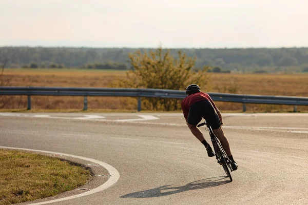 Junger Sportler Mit Schutzhelm Fährt Mit Hoher Geschwindigkeit Auf Asphaltierter — Stockfoto