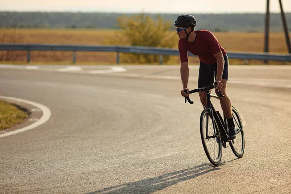 Junger Radfahrer Mit Muskulösem Körper Fährt Fahrrad Auf Asphaltierter Straße — Stockfoto