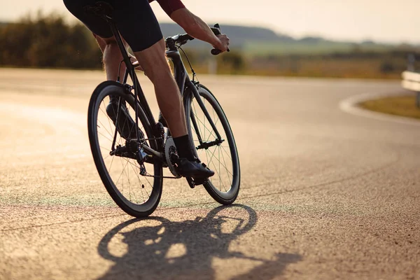 Nahaufnahme Eines Professionellen Rennradfahrers Mit Starken Beinen Der Morgens Auf — Stockfoto