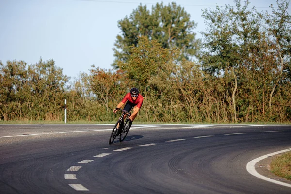 Jóképű Fiatalember Védősisakban Tükrös Szemüvegben Aktív Kerékpárgyakorlattal Szabadban Verseny Verseny — Stock Fotó