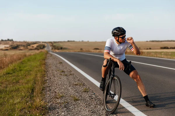 Muskulöse Junge Radler Sportkleidung Und Schwarzem Helm Entspannen Auf Der — Stockfoto