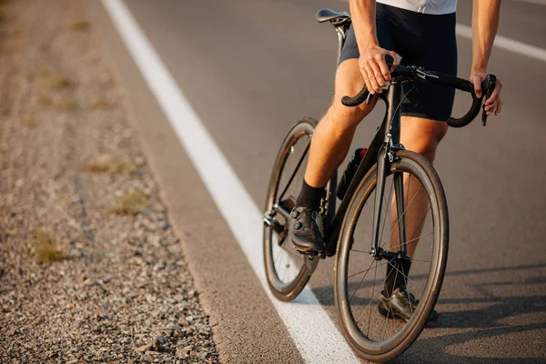 Junger Sportler Aktivkleidung Und Turnschuhen Sitzt Auf Einem Schwarzen Fahrrad — Stockfoto