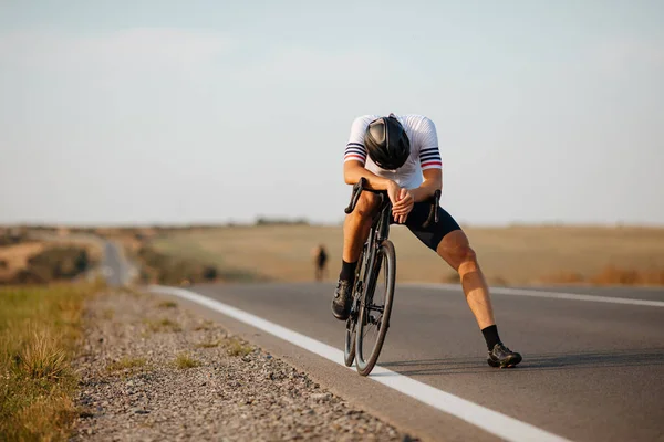 Junger Sportlicher Mann Mit Schwarzem Helm Fühlt Sich Müde Nach — Stockfoto