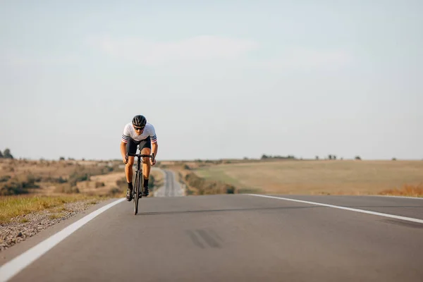 Aktywny Sportowiec Noszący Czarny Kask Okulary Podczas Jazdy Rowerze Asfaltowej — Zdjęcie stockowe