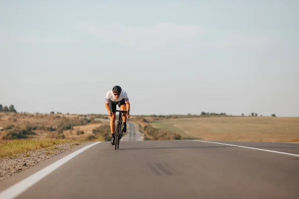 Sportlicher Junger Mann Activwear Radelte Schnell Über Asphaltierte Straße Landschaft — Stockfoto