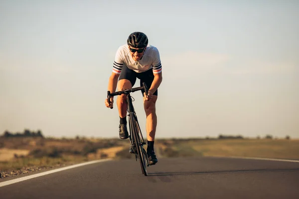 Glückliche Rennradfahrer Mit Schutzhelm Und Spiegelbrille Genießen Das Morgendliche Radeln — Stockfoto