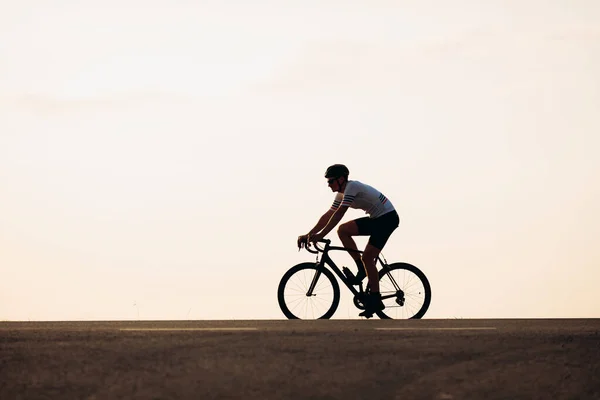 Seitenansicht Eines Jungen Radfahrers Sportkleidung Und Schutzhelm Beim Radfahren Freien — Stockfoto