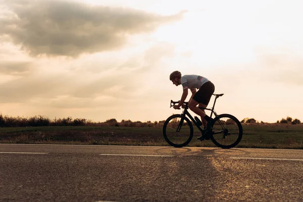 Starker Junger Mann Aktivkleidung Bei Langstreckenrennen Auf Dem Fahrrad Freien — Stockfoto