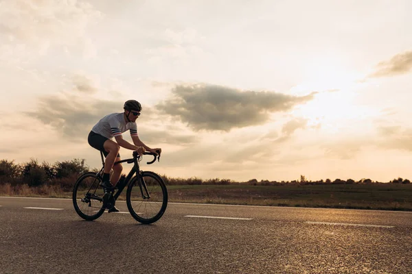 Sportowy Brodaty Mężczyzna Sportowej Odzieży Ochronny Kask Jazdy Rowerze Asfaltowej — Zdjęcie stockowe