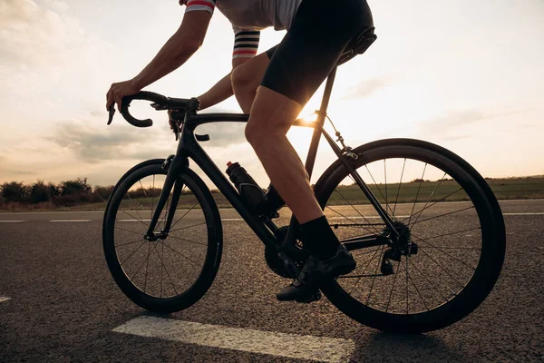 Junge Radfahrerin Mit Muskulösem Körper Weißem Shirt Und Schwarzer Kurzer — Stockfoto