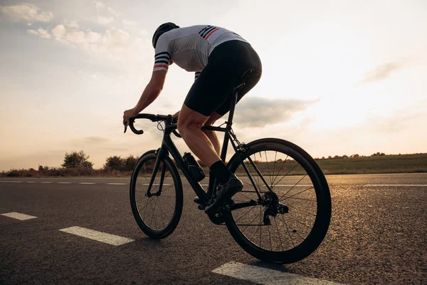 Rückenansicht Eines Muskulösen Mannes Sportkleidung Und Fahrradhelm Halb Gebückter Position — Stockfoto