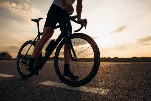 Nahaufnahme Eines Sportlichen Jungen Mannes Mit Kräftigen Beinen Der Mit — Stockfoto