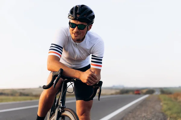 Porträt Eines Lächelnden Radfahrers Der Auf Einem Schwarzen Fahrrad Sitzt — Stockfoto