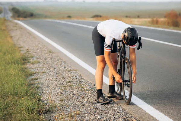Junger Sportler Helm Und Aktivkleidung Zieht Die Schrauben Schwarzen Fahrrad — Stockfoto