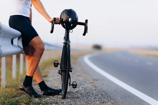 Muskulöser Junger Radfahrer Sportkleidung Entspannt Sich Nach Dem Rennen Auf — Stockfoto