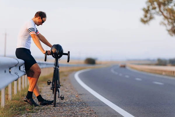 Seitenansicht Eines Müden Radfahrers Der Auf Einem Zaun Der Nähe — Stockfoto