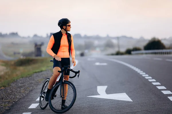 Portrait Complet Jeune Cycliste Tenue Sport Éclatante Vélo Pendant Soirée — Photo