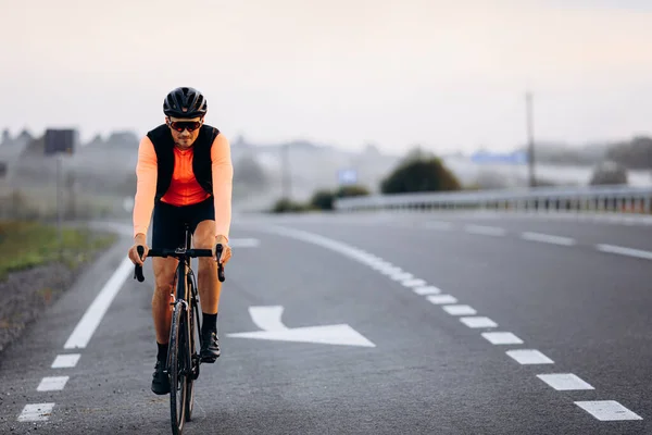 Frontansicht Des Radprofis Heller Aktivkleidung Und Helm Beim Radfahren Freien — Stockfoto