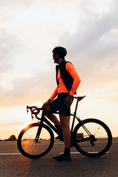 Sportlicher Junger Mann Sportkleidung Und Helm Sitzt Auf Dem Fahrrad — Stockfoto