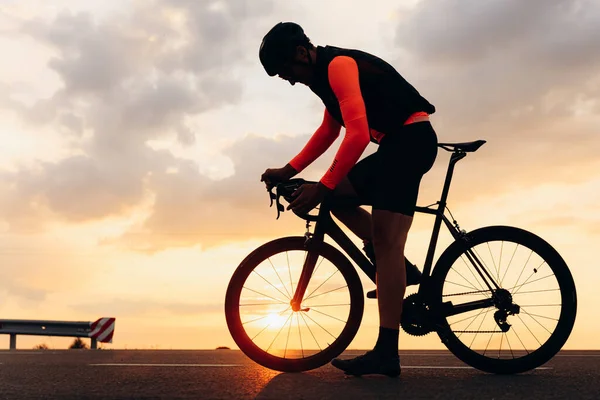 Seitenansicht Eines Muskulösen Radfahrers Heller Sportkleidung Der Mit Seinem Rennrad — Stockfoto