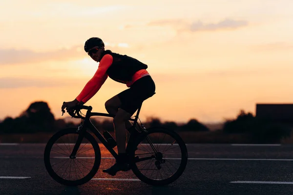 Schöner Junger Radfahrer Mit Schutzhelm Und Brille Der Freien Unterwegs — Stockfoto