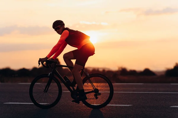 Sportlicher Junger Mann Aktivkleidung Und Helm Auf Asphaltstraße Bei Schönem — Stockfoto