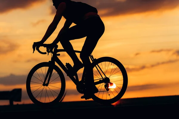 Silhouette Eines Aktiven Mannes Sportkleidung Der Abends Auf Einem Profi — Stockfoto