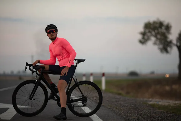 Profesjonalny Rowerzysta Odzieży Sportowej Kasku Ochronnym Relaks Świeżym Powietrzu Wyścigach — Zdjęcie stockowe