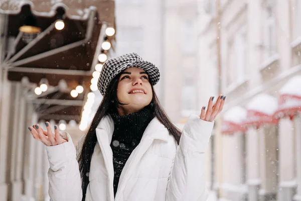 ヘッドを保持手のひらの上を見て暖かい服の幸せな美しい女性がオープンし 秋の雪片をキャッチします 冬の休日気分 — ストック写真