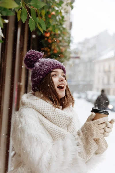 雪の中 開いた口で通りに立つ冬服の魅力的な女性 新鮮な空気を歩く中で楽しい時間を過ごしている幸せな女性 — ストック写真