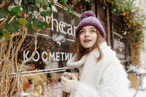 Agradável Jovem Mulher Vestida Com Roupa Inverno Elegante Posando Câmera — Fotografia de Stock