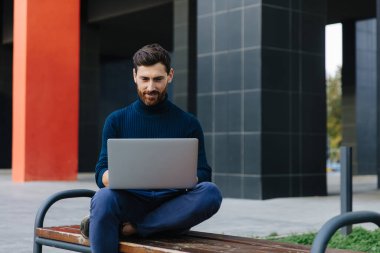 Sakallı adam internette internette geziniyor.