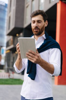 Video sohbet için dijital tablet kullanan işadamı