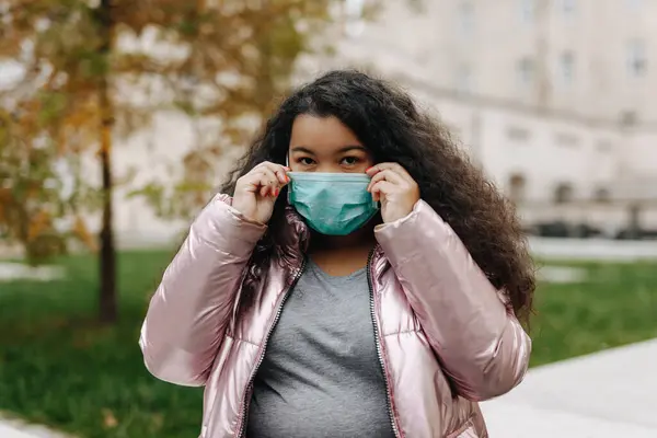 Retrato Una Bonita Mujer Africana Posando Calle Con Mascarilla Médica — Foto de Stock