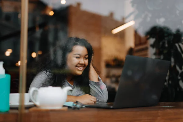 Mujer Joven Feliz Con Pelo Oscuro Mirando Pantalla Computadora Mientras — Foto de Stock