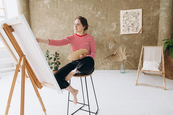 Вдохновляющая Молодая Женщина Рисующая Мольберте Кистью Цветовой Палитрой Художественной Студии — стоковое фото