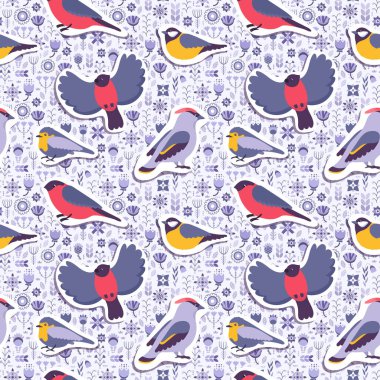 Kışın el çizimi kuşlarla mor tonlarda pürüzsüz bir desen. Farklı mevsimsel orman canlılarıyla süslü çiçek arkaplanı. Güzel duvar kağıdı..
