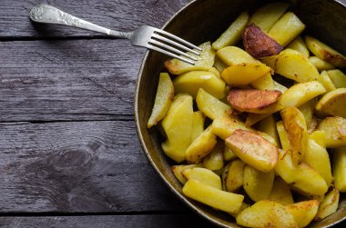 İştah açıcı taze kavrulmuş patates cipsi metal kızartma tavası yakın çekim