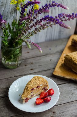 Çilekli pasta üzerinde beyaz bir tabak