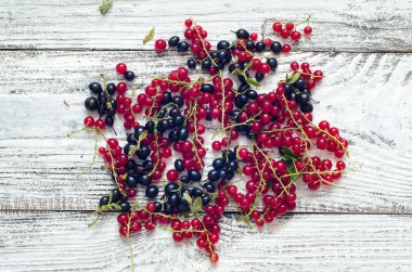 taze olgun üzümü meyve kase ahşap masa arka plan üzerinde