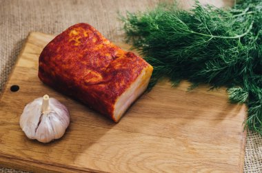 Füme domuz yağı parçaları