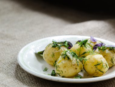 dereotu ile genç haşlanmış patates