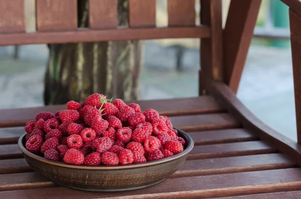 Framboises fraîches mûres dans une assiette d'argile — Photo