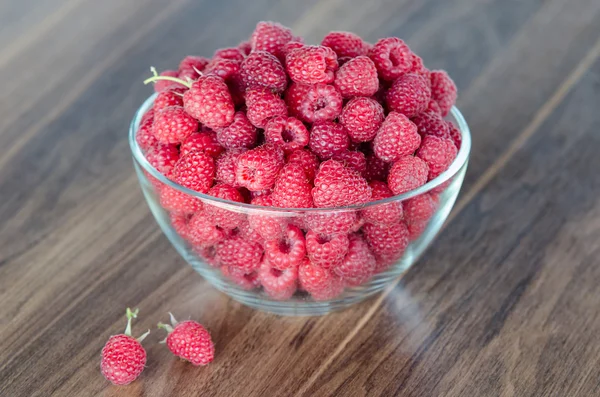 Framboises biologiques fraîches dans un bol en verre — Photo