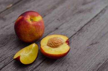 ahşap arka plan üzerinde kuru soğan