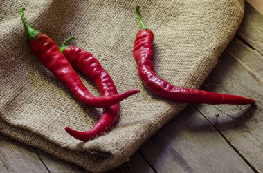 Eski ahşap masada kırmızı kırmızı kırmızı biber