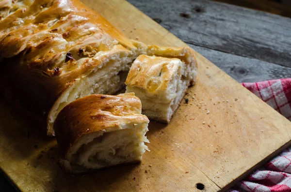 Torta di mele appena calda sul tavolo di legno — Foto Stock