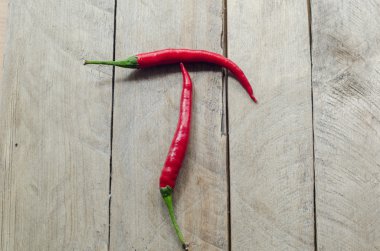 Ahşap bir zemin üzerine kırmızı biber.