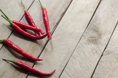 Ahşap bir zemin üzerine kırmızı biber.
